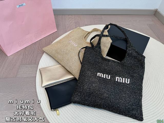 缪缪miumiu 托特包 今年的风刮的太猛了 老多爆款了！ 这款的版型也太好看了吧～ 尺寸35 28