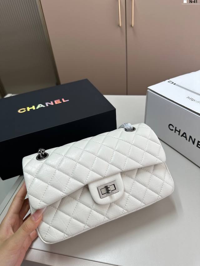 Chanel Cf 2.55 菱格包香奈儿精致女神推荐入手呦 美貌与实用并存 近年超盛行而小香这款做的超级棒n-41尺寸25.6.15 折叠盒飞机盒