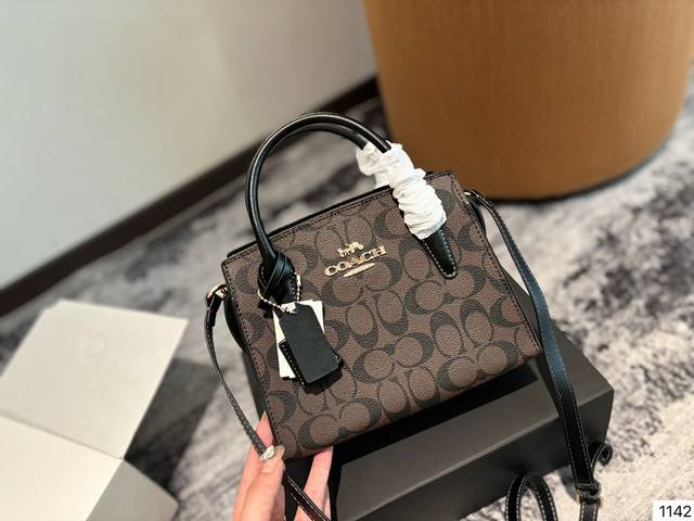 折叠礼盒 Coach 新品｜挎包andrea Carryall实现了时尚度与功能性的完美平衡，它不仅可以手提斜挎，经典又百搭。尺寸22*17Cm