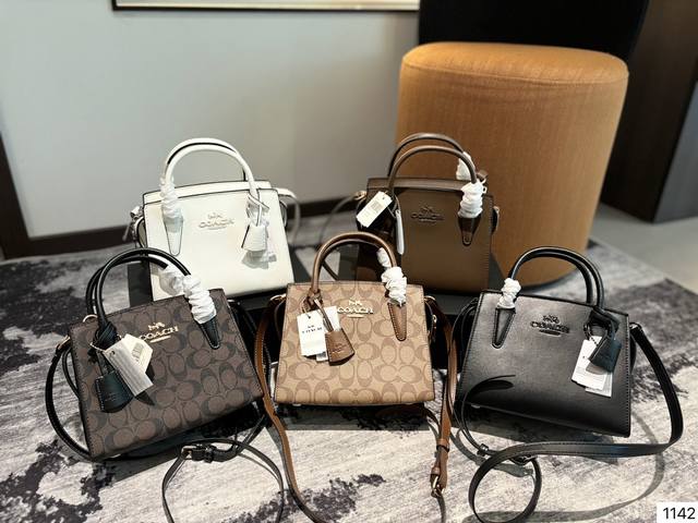 折叠礼盒 Coach 新品｜挎包andrea Carryall实现了时尚度与功能性的完美平衡，它不仅可以手提斜挎，经典又百搭。尺寸22*17Cm