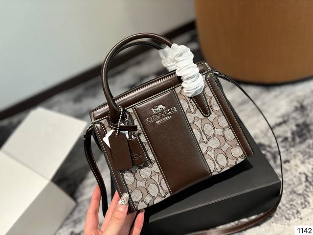 折叠礼盒 Coach 新品｜挎包andrea Carryall实现了时尚度与功能性的完美平衡，它不仅可以手提斜挎，经典又百搭。尺寸22*17Cm