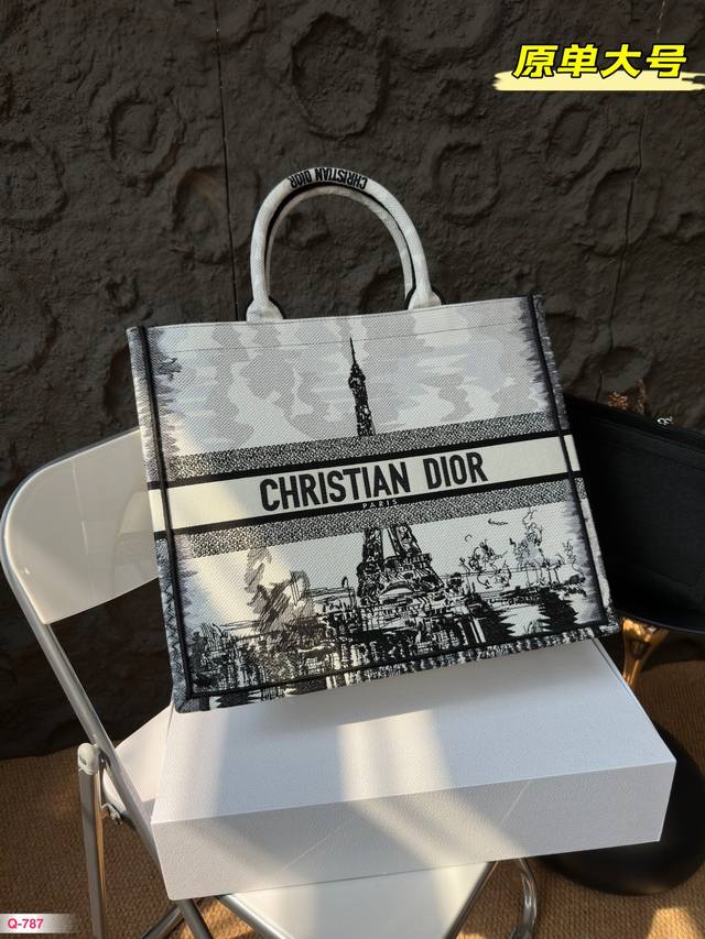 原单中号 尺寸35.26Cm 原单大号 尺寸40.33Cm Dior 迪奥购物袋 折叠盒 本年度重量级专柜经典爆款 将帅气和优雅两种不同的风格碰撞在一起，融合了