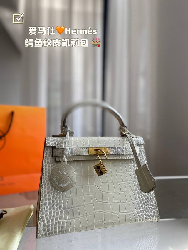 鳄鱼皮 爱马仕上新hermès 鳄鱼纹皮凯莉包 高端质量 专柜最新款 明星同款 人手必备款 Hermès每个女孩的必备品 手提肩背 特别实用 送人自留都有面儿