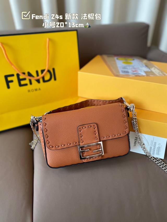 Fendi 24S 新款 法棍包 米兰时装周街拍中，潮人们背的最多的包包大概就是fendi芬迪的这款腋下包了 经典布料 有种慵慵懒懒的街头风。戚薇、Rosie等