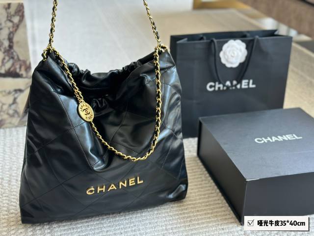 配盒 升级版 Size：35*40Cm 太好搭配了呜呜呜 Chanel 22Bag 白银更清爽！ 升级后皮子摸着更舒服 更雾面哑光一点 软软糯糯的质感超级舒服