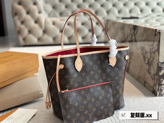 Lv Neverfull购物袋 N41605Lv 家的经典王牌，超大容量的设计作为妈咪包和ol通勤都是妥妥 滴,出镜率 最高的包款。条纹内衬完全不单调沉闷，设计