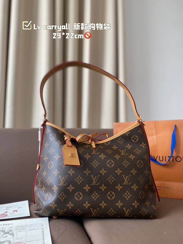 Lv Carryall 新款购物袋 这款包真的太有味道了，浓浓的复古风情，Vintage 的精髓体现的淋漓尽致，灵感源自档案馆的复古细节，尤其值得称道的莫过于可