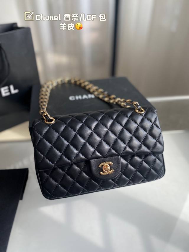 配折叠盒子 羊皮 Chanel 香奈儿cf 包 超火爆时尚单品 高版本 做工精细 进口五金 让你无论是夏天还是冬天都能背上它出门 是不是性价比超级高 随便凹造型