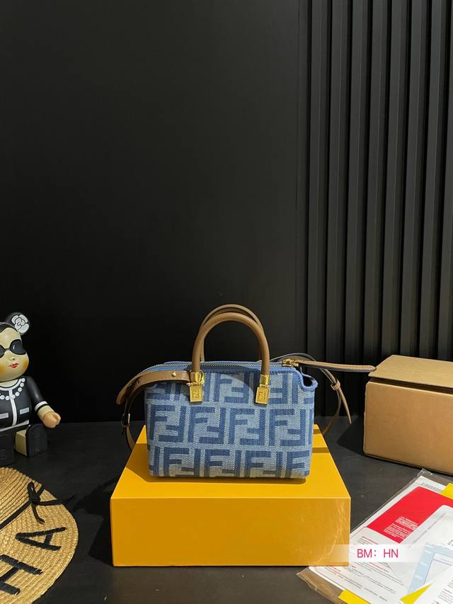 配折叠礼盒 Fendi 芬迪 手柄饺子包 新款by The Way 迷你手提拉链波士顿 单肩斜挎枕头包 尺寸：18*12