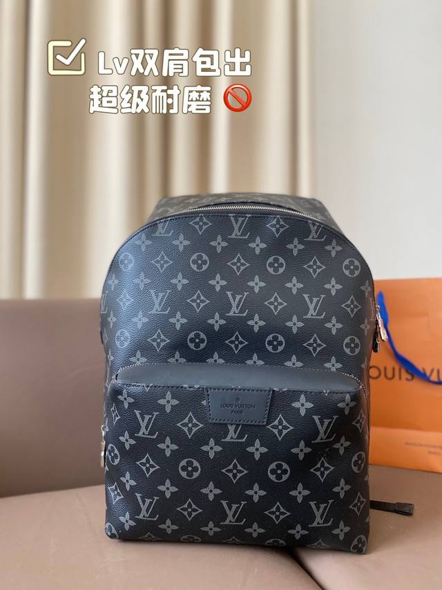 Lv双肩包出货 超级耐磨 超级实用的款式 内衬带logo. 原版电镀五金带logo 这个包包的容量也很大 满足你出行的所有需求 必备的都可以装下 真的是很nic