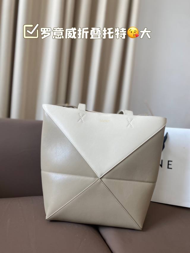 罗意威纯皮折叠托特 终于找到一个时髦版托特包 Loewe 又出新包了，目测会 以折纸为灵感的 Puzzle Fold Tote 线条利落，低调不张扬 而且巨巨巨