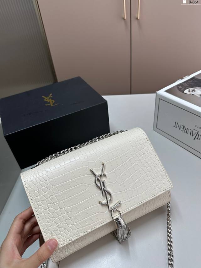 Ysl Kate 圣罗兰流苏链条包 耐磨耐刮 绝对是永恒的经典 没有一个y家的流苏包都不敢说自己潮！D-351尺寸22.5.15折叠盒飞机盒