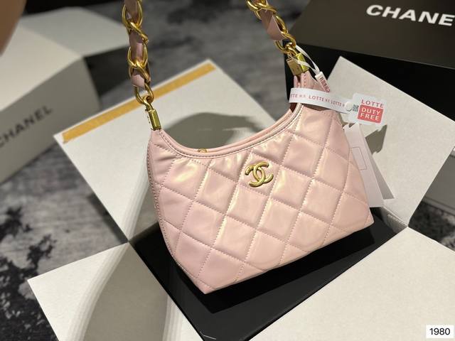 折叠礼盒包装 Chanel 香奈儿 24 新品 Hobo 腋下包 谁能拒绝一个能装又好看的hobo啊！ 还是羊皮黑金hobo 而且链条也很特别 虽然链条是看起来