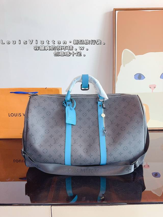 Lv Speedy 50.冰川蓝系列 枕头包 这款retiro 手袋以标志性的lv老花面料制成，搭配奢华的变色牛皮饰边，经典永恒。优雅低调的外形设计和宽敞的包