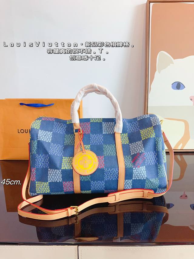 Lv Speedy 彩色棋牌格系列 枕头包 这款retiro 手袋以标志性的lv老花面料制成，搭配奢华的变色牛皮饰边，经典永恒。优雅低调的外形设计和宽敞的包 全