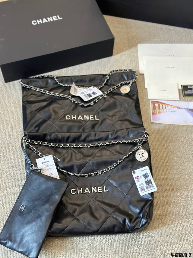 牛皮版本 Chanel 22Bag 以数字命名的“垃圾袋” 2021 年10 月，Chanel 品牌艺术总监virginie Viard在2022年春夏 时装秀