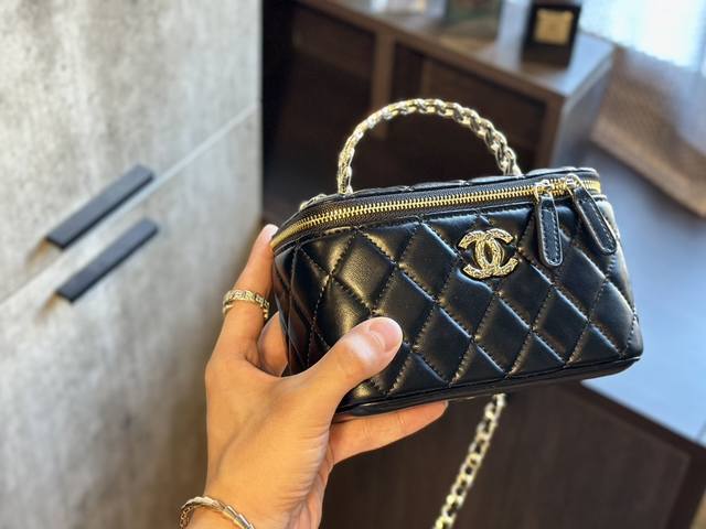 羊皮 折叠礼盒chanel 新品 高级镶金镂空编织手柄 盒子包 化妆包 小箱子 最近的盒子包系列真的好火，小盒子当然是异常可爱啦z。尺寸 16 10 8Cm