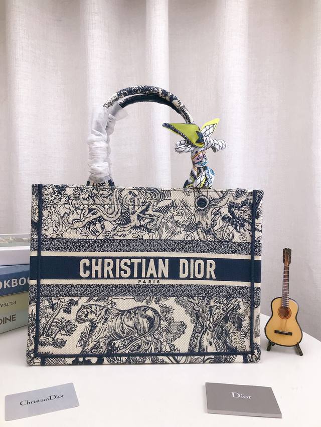 高品质 折叠礼盒迪奥tote老虎托特包购物袋3D浮雕原版布 Dior 原版布提花 配丝巾+内胆dior Book Tote今年最喜欢的一款购物袋 Tote我用的