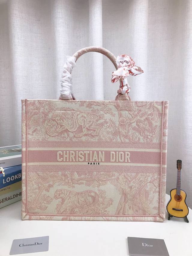 高品质 折叠礼盒迪奥tote老虎托特包购物袋3D浮雕原版布 Dior 原版布提花 配丝巾+内胆dior Book Tote今年最喜欢的一款购物袋 Tote我用的