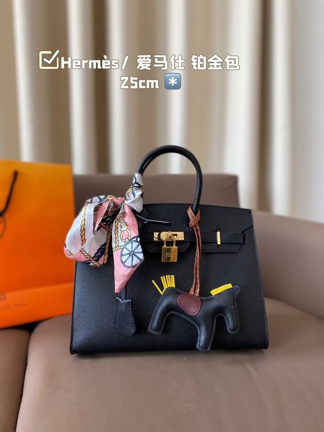 Hermès 爱马仕 铂金包 高端质量 专柜最新款进口荔枝纹 明星同款 原版质量 Hermès每个女孩的必备品 尺寸：25*21Cm