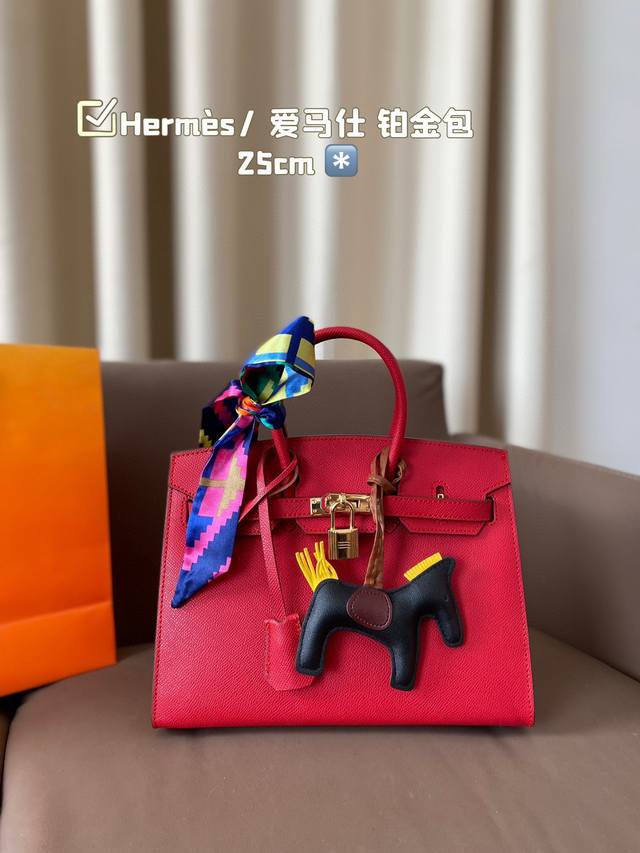 Hermès 爱马仕 铂金包 高端质量 专柜最新款进口荔枝纹 明星同款 原版质量 Hermès每个女孩的必备品 尺寸：25*21Cm