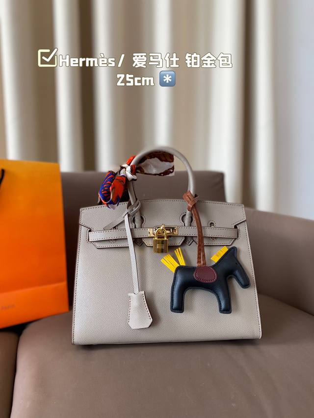 Hermès 爱马仕 铂金包 高端质量 专柜最新款进口荔枝纹 明星同款 原版质量 Hermès每个女孩的必备品 尺寸：25*21Cm