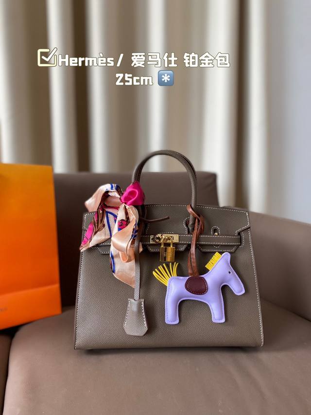 Hermès 爱马仕 铂金包 高端质量 专柜最新款进口荔枝纹 明星同款 原版质量 Hermès每个女孩的必备品 尺寸：25*21Cm