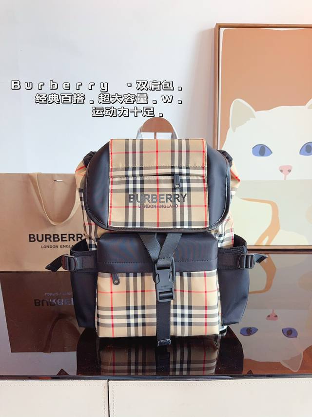 巴宝莉burberry 双肩包超高辨识度的巴宝莉 品牌logo的装饰瞬间提升逼格，特别吸睛。肩带的设计很舒服，宽度刚刚好，包包的容量也挺大的，足够你放下随身所需