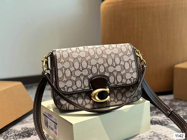 Coach 温柔的腋下包配色 Soft Tabby包~Coach蔻驰新品~春日单品温柔色系soft Tabby 斜挎腋下包；容量太合适了 日常出行 通勤都尺寸2