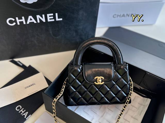 折叠盒飞机盒 Size：19×12Chanel 香奈儿23K 新款kelly 包小巧精致的包身，小手提设计～金色双c扣的点缀，菱格纹款式搭配金色编织肩带链条