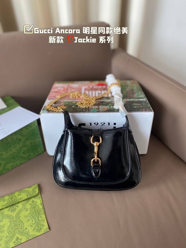 牛皮版本 Gucci Ancora 明星同款绝美！新款 Jackie 系列丨满满都是奢华浪漫。不同颜色的包包就像女孩子的心绪有着各种的可能性呀 浅色系给人以柔和