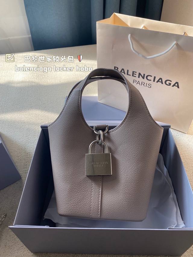 配折叠盒子 巴黎世家锁头包balenciaga Locker Hobo锁头包小号个性不羁爱自由，说的就是巴神吧别人大logo 咱就搞个大锁头大家都是大，咱们直接