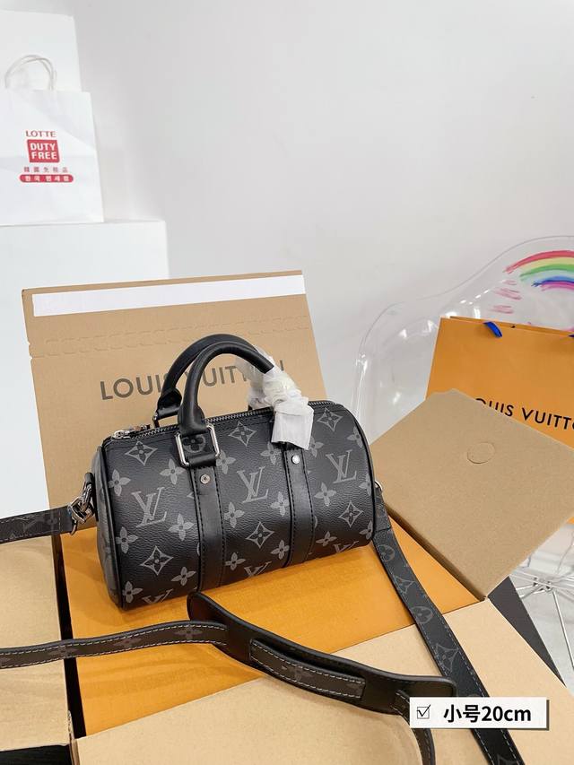 全套飞机礼盒包装尺寸：20Cmlv Keepall 新品枕头包简直长在我的心头。男女同款！！！！男盆友的新包