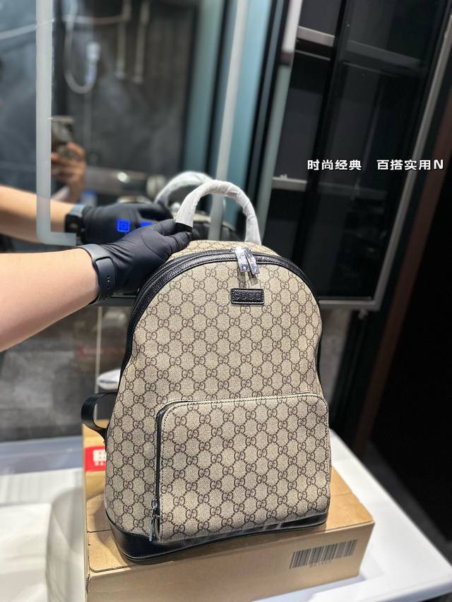 Gucci 新品双肩包 原版品质！精工制作gucci 古奇 经典调配件 Gucci 古奇最新火款注意！细节 这款购物袋将标志性图案与经典印花相结合这种经典搭配表