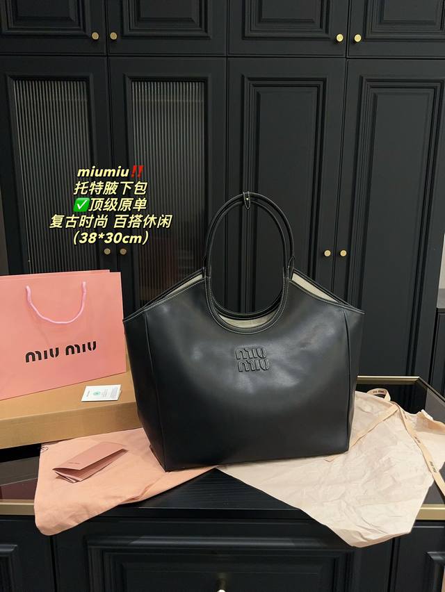 顶级原单 配盒尺寸38.30Miumiu 托特腋下包太适合秋冬無颜色了，直接把我美哭了。设计师这个脑壳太厉害了怎進。复古，时尚，可爱，把秋天的针织和大衣，连衣裙