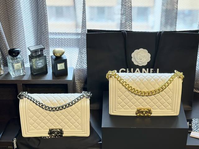 折叠礼盒chanel Leboy 新品！跟cf相比 Le Boy 更多的是硬气，也更为年轻化，更好搭配，包身牛皮品质，融合2.55复刻包型，配上方形金属logo