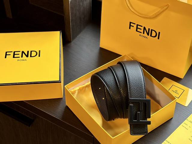 礼盒 礼品袋包装fendi 男生也需要被宠爱，低调的fendi腰带，送男朋友送老公送领导的，今天都可以准备起来了。配色黑棕色，可以双面佩戴的款式；黑色面是荔枝纹