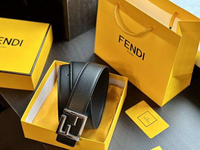 礼盒 礼品袋包装fendi 男生也需要被宠爱，低调的fendi腰带，送男朋友送老公送领导的，今天都可以准备起来了。配色黑棕色，可以双面佩戴的款式；黑色面是荔枝纹