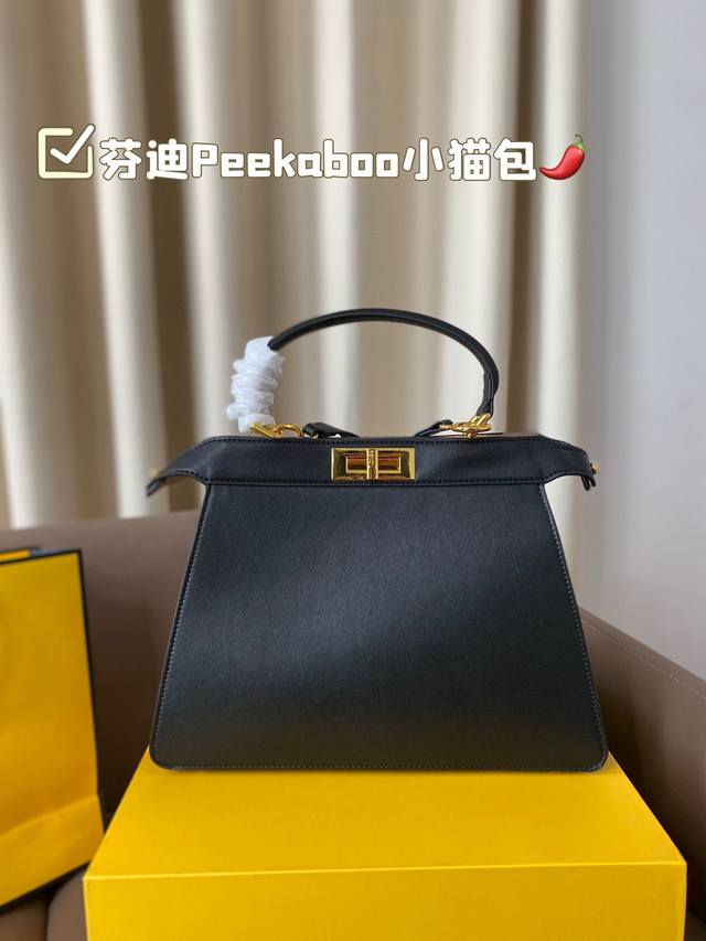 芬迪 Fendi Peekaboo小猫包日常通勤简直绝配 又酷又飒的奢华 可盐可甜 集美们冲它尺寸33*25Cm