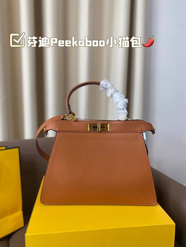 芬迪 Fendi Peekaboo小猫包日常通勤简直绝配 又酷又飒的奢华 可盐可甜 集美们冲它尺寸33*25Cm