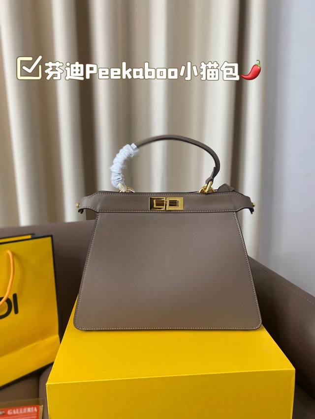 芬迪 Fendi Peekaboo小猫包日常通勤简直绝配 又酷又飒的奢华 可盐可甜 集美们冲它尺寸33*25Cm