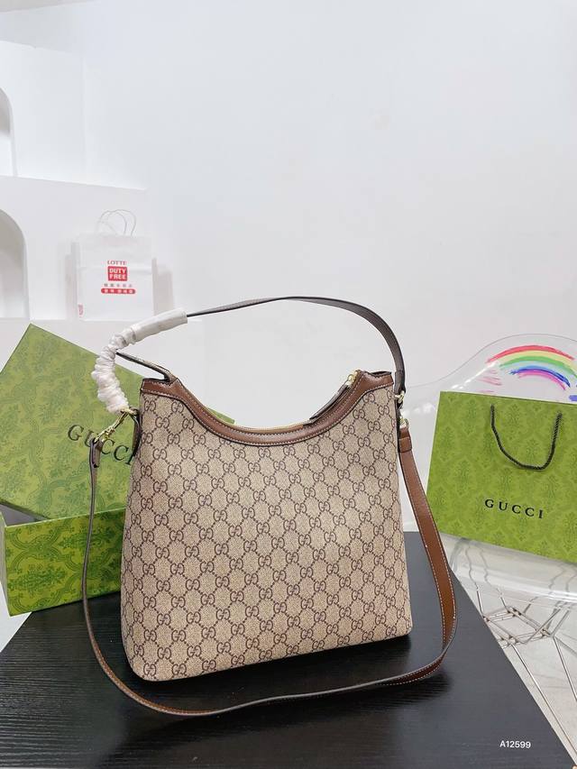 Gucci 酷奇新款 Tote 购物袋 定制面料logo 炒鸡百搭实用的一款 喜欢的美妞赶快入手吧 店主推荐 质量超赞w 尺寸 ：30 35