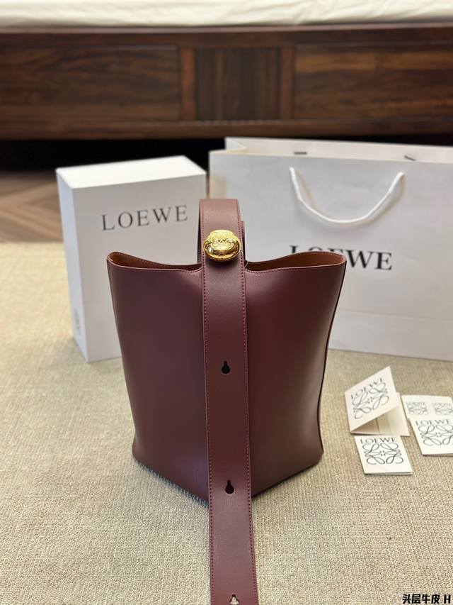 头层牛皮 Loewe Pebble 大号 水桶包终于来咯！！Loewe也有属于自己的“菜篮子”啦！！Mini尺寸精致可爱，还配有一根可调节的长肩带包包可手提可腕