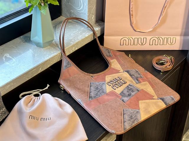 礼盒包装miumiu 伊势丹限定 高级拼接 Tote 托特包miumiu伊势丹限定款tote 也太好看了miumiu 这款tote 可能是它家出过的包里我最喜欢