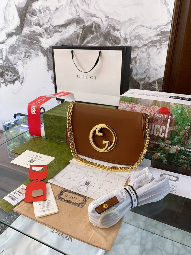 复刻版 牛皮 Gucci Blondie 解码都市摩登开拓经典风潮，与全新#Gucciblondie 系列手袋漫步街头。邮差包在细腻纹理勾勒之中不失率性态度，亦