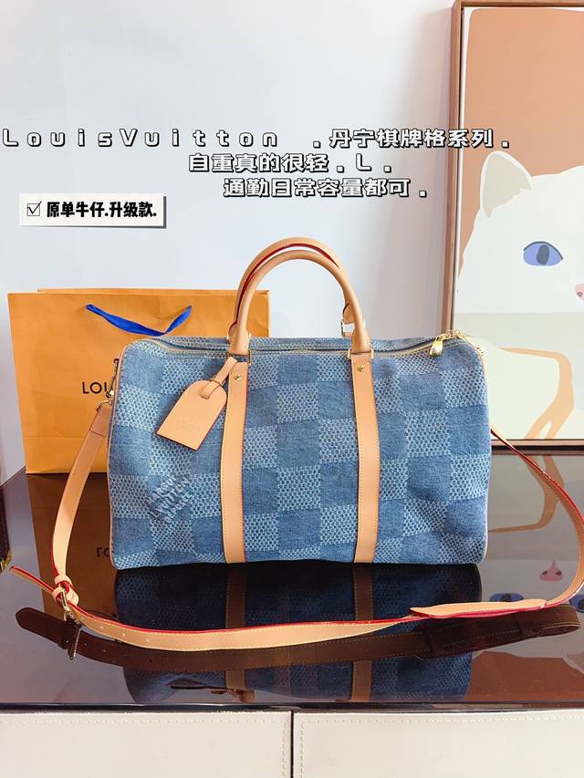 Lv 路易威登 春夏限量新款keepall 旅行包 一只帅气能装的旅行袋 时尚爆发款火热来袭 经典设计大气可观男女通用款 包包采用原版皮质 超级厚实 耐磨 耐用