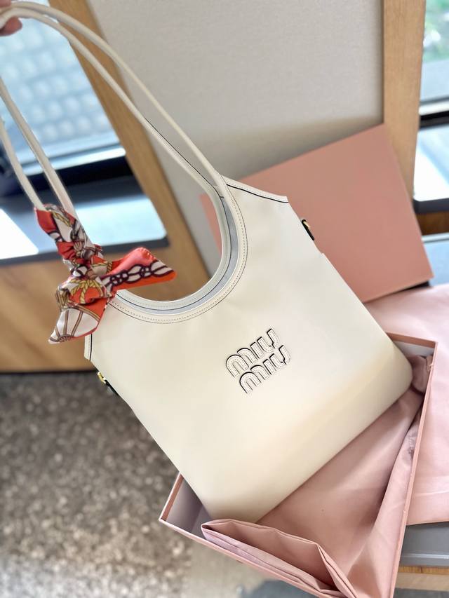 礼盒包装miumiu 伊势丹限定 托特包miumiu伊势丹限定款tote 也太好看了miumiu 这款tote 可能是它家出过的包里我最喜欢的一款尺寸 30Cm