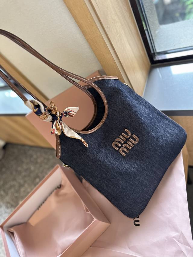 牛仔 礼盒包装miumiu 伊势丹限定 托特包miumiu伊势丹限定款tote 也太好看了miumiu 这款tote 可能是它家出过的包里我最喜欢的一款尺寸 3