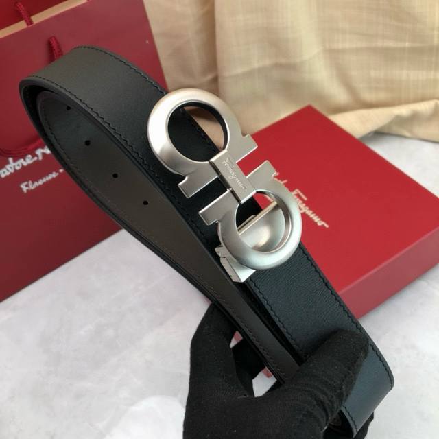 Ferragamo 菲拉格慕 扣头质感厚实 非市场普通货、双面头层皮摸起来手感就很好、皮带扣头灵活拆卸、可随意裁剪，送礼无需担心码数问题、双面两用、对应商务休闲