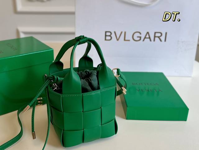 配盒 Bottega Veneta Bv新款手提包 Size:13×13线条简洁，包身柔软采用编织设计很有辨识度！！！配有肩带，手提可单肩，百搭好看不过时~